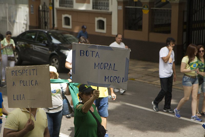 
        
            Manifestação reúne cerca de 50 mil em Belém
        
    