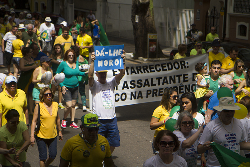 
        
            Manifestação reúne cerca de 50 mil em Belém
        
    