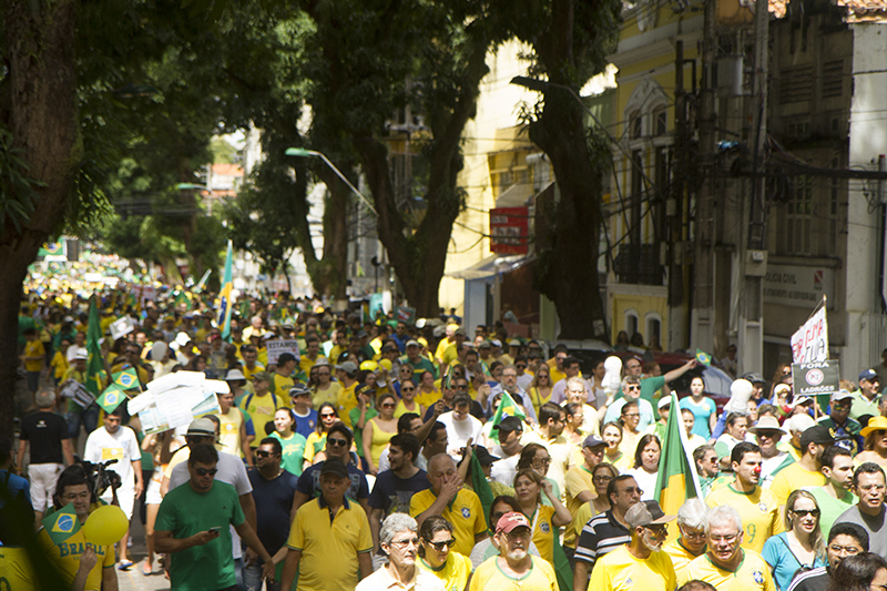 
        
            Manifestação reúne cerca de 50 mil em Belém
        
    