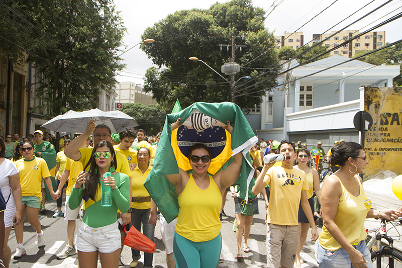 
        
            Manifestação reúne cerca de 50 mil em Belém
        
    