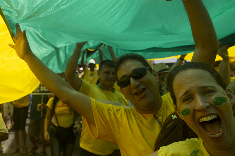 
        
            Manifestação reúne cerca de 50 mil em Belém
        
    