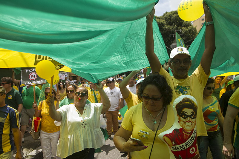 
        
            Manifestação reúne cerca de 50 mil em Belém
        
    