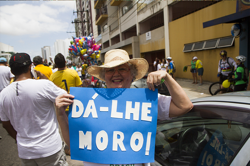 
        
            Manifestação reúne cerca de 50 mil em Belém
        
    