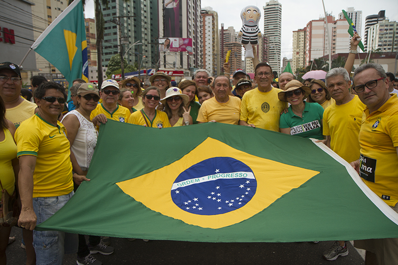 
        
            Manifestação reúne cerca de 50 mil em Belém
        
    