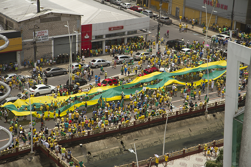 
        
            Manifestação reúne cerca de 50 mil em Belém
        
    