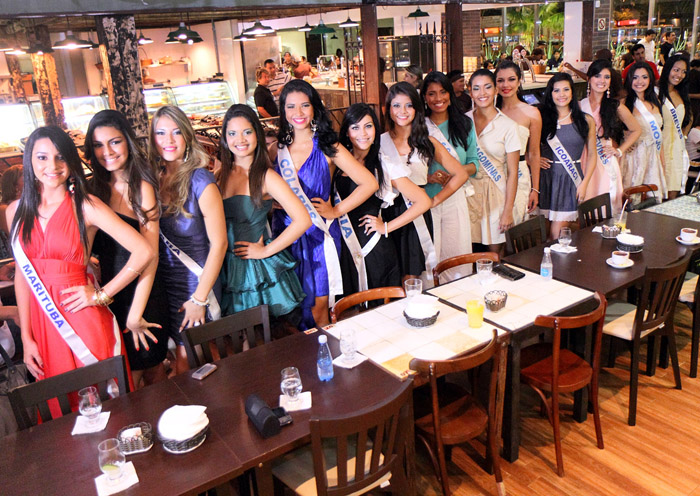 
        
            Misses desfilam beleza em compromisso do concurso
        
    