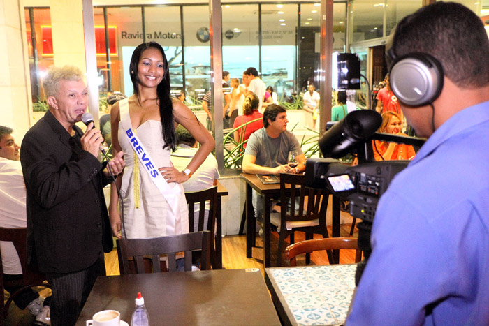 
        
            Misses desfilam beleza em compromisso do concurso
        
    