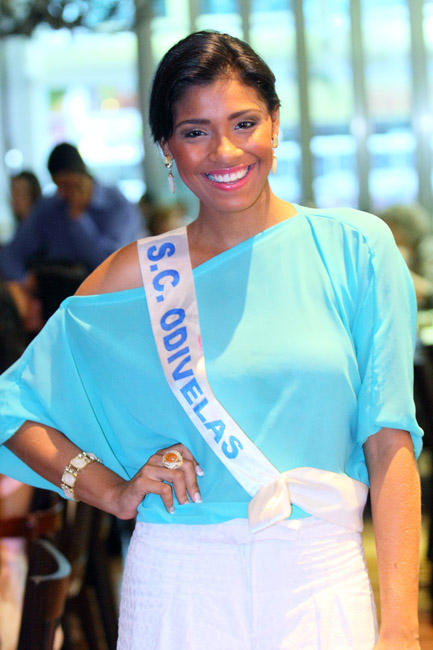 
        
            Misses desfilam beleza em compromisso do concurso
        
    