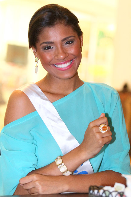 
        
            Misses desfilam beleza em compromisso do concurso
        
    