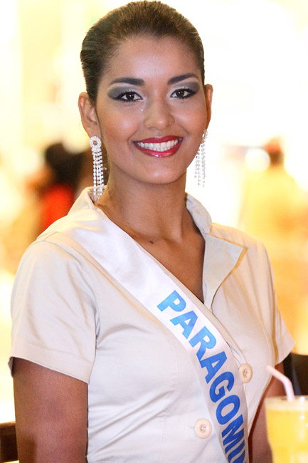 
        
            Misses desfilam beleza em compromisso do concurso
        
    