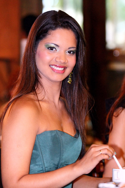 
        
            Misses desfilam beleza em compromisso do concurso
        
    