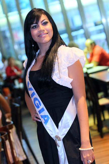 
        
            Misses desfilam beleza em compromisso do concurso
        
    