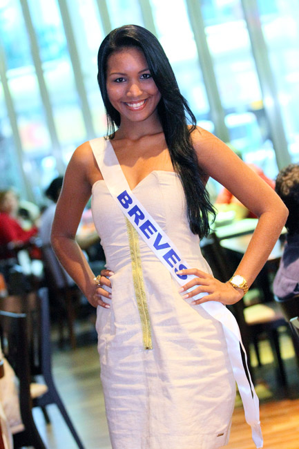 
        
            Misses desfilam beleza em compromisso do concurso
        
    