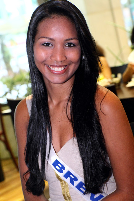 
        
            Misses desfilam beleza em compromisso do concurso
        
    