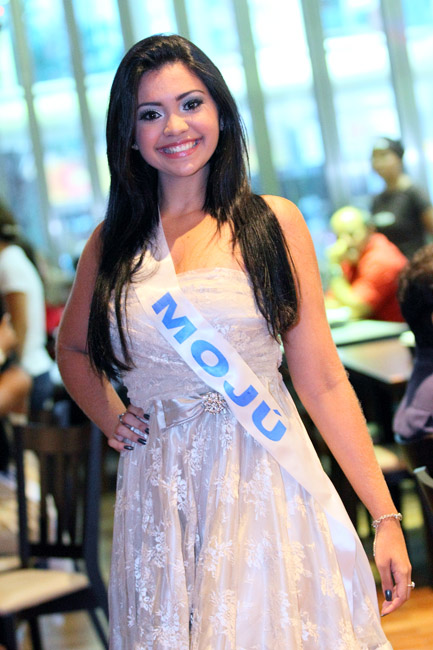 
        
            Misses desfilam beleza em compromisso do concurso
        
    