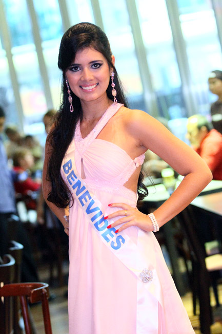 
        
            Misses desfilam beleza em compromisso do concurso
        
    