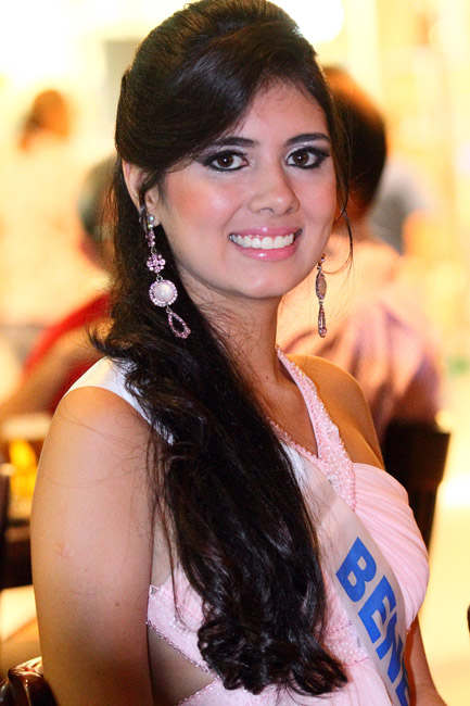 
        
            Misses desfilam beleza em compromisso do concurso
        
    