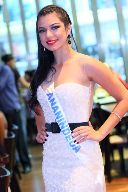 
        
            Misses desfilam beleza em compromisso do concurso
        
    