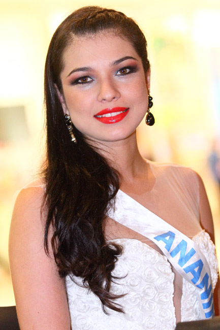 
        
            Misses desfilam beleza em compromisso do concurso
        
    