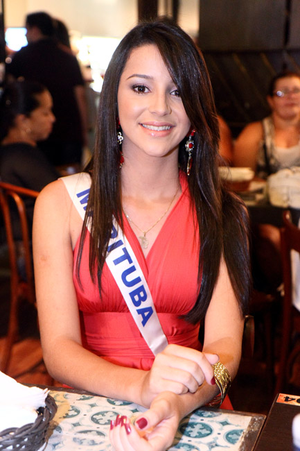 
        
            Misses desfilam beleza em compromisso do concurso
        
    