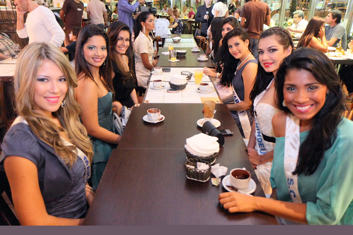 
        
            Misses desfilam beleza em compromisso do concurso
        
    