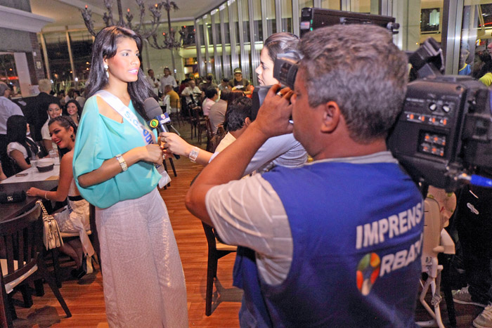 
        
            Misses desfilam beleza em compromisso do concurso
        
    