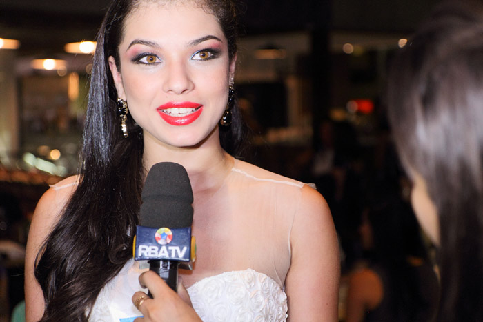 
        
            Misses desfilam beleza em compromisso do concurso
        
    