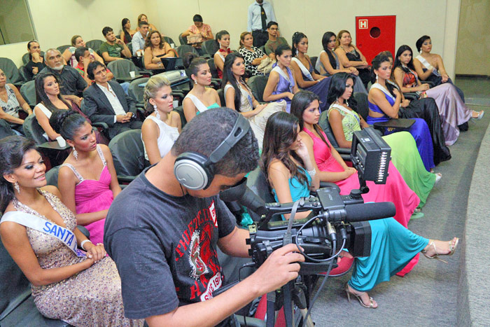 
        
            Misses mostram desenvoltura diante das câmeras
        
    