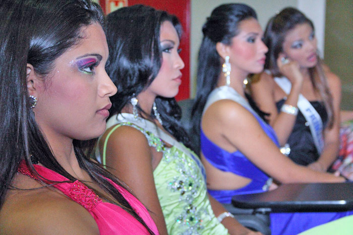 
        
            Misses mostram desenvoltura diante das câmeras
        
    