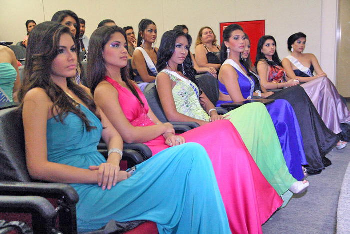 
        
            Misses mostram desenvoltura diante das câmeras
        
    