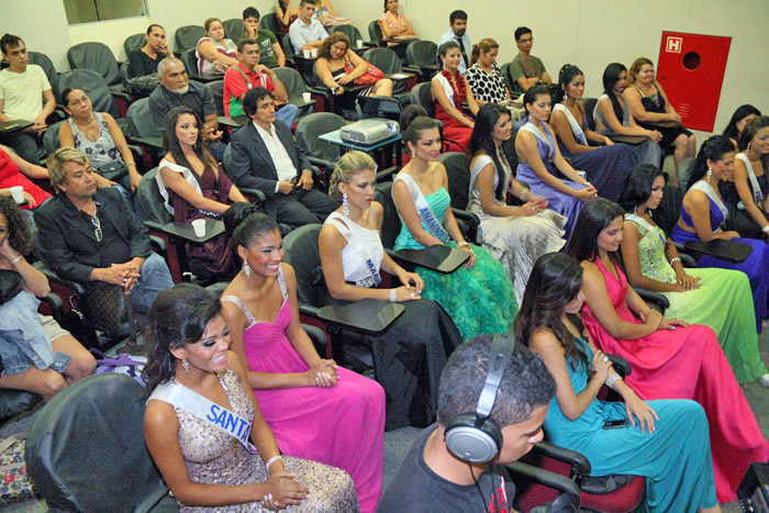 
        
            Misses mostram desenvoltura diante das câmeras
        
    