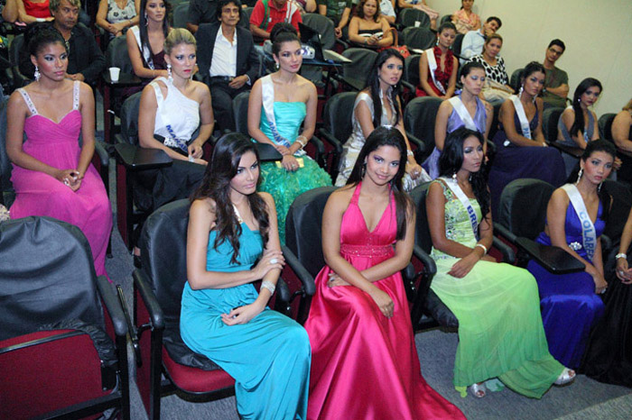 
        
            Misses mostram desenvoltura diante das câmeras
        
    