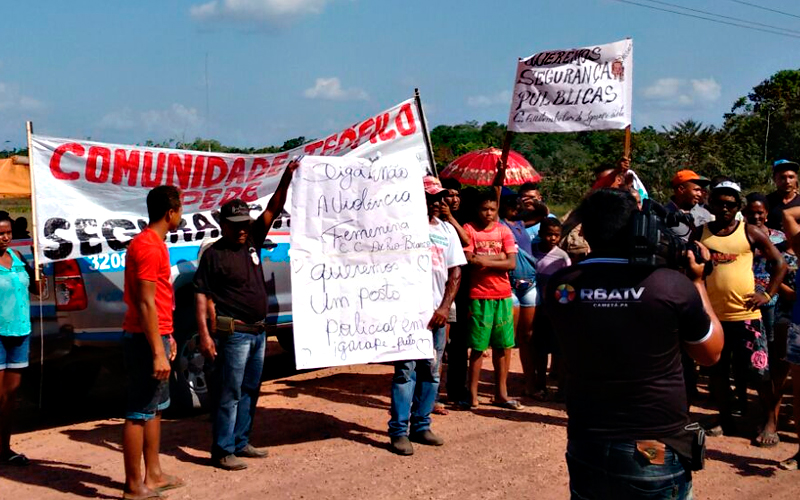 
        
            Moradores interditam rodovia BR-422
        
    