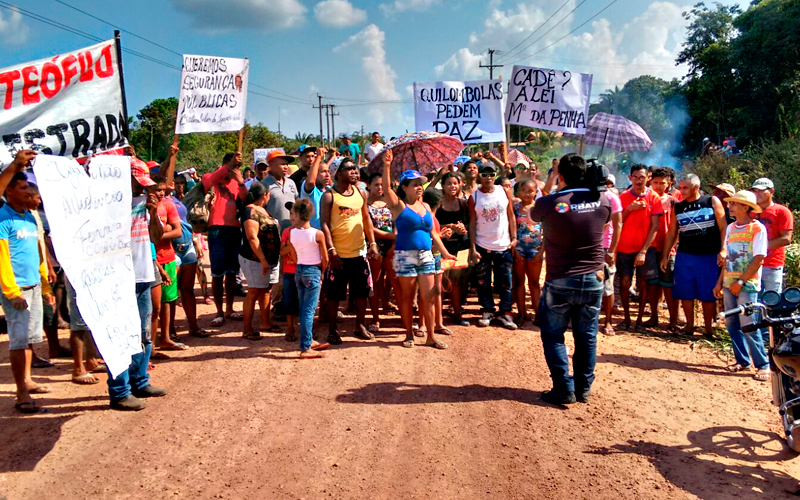 
        
            Moradores interditam rodovia BR-422
        
    