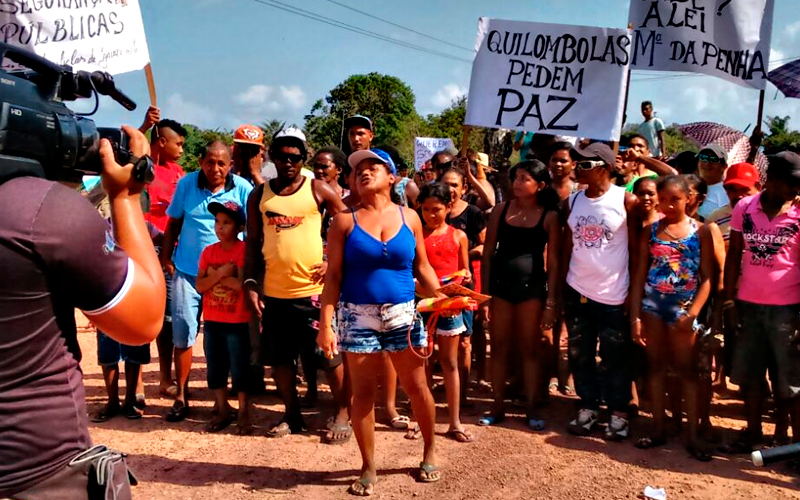 
        
            Moradores interditam rodovia BR-422
        
    