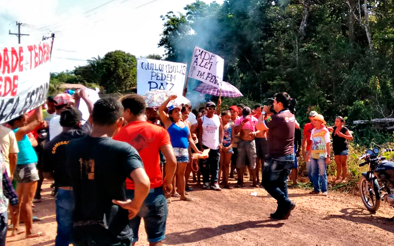 
        
            Moradores interditam rodovia BR-422
        
    