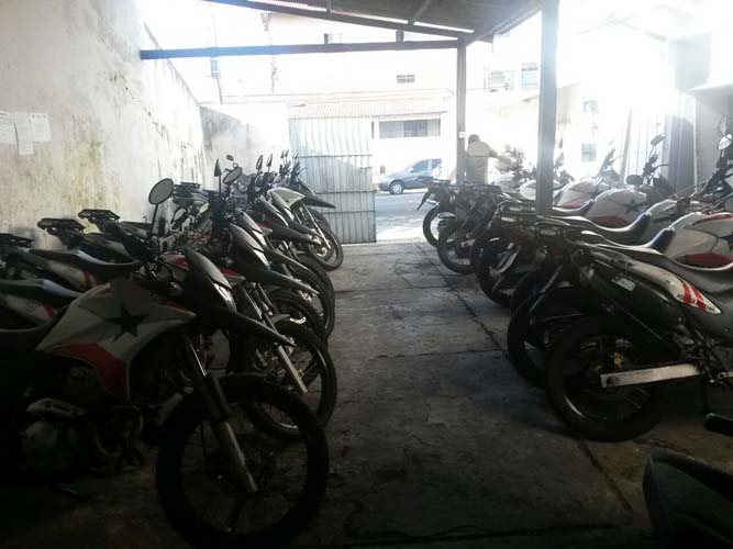 
        
            Motos da PM ficam paradas no Batalhão
        
    