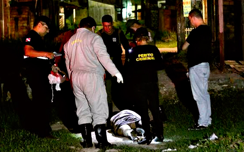 
        
            Mulher é morta com dez facadas no pescoço
        
    