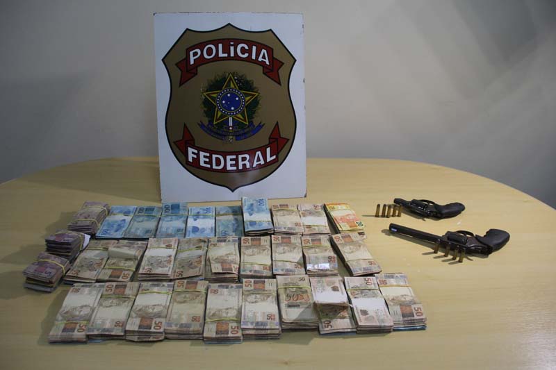 
        
            PF prende 8 presos em operação 'Sinaá'
        
    