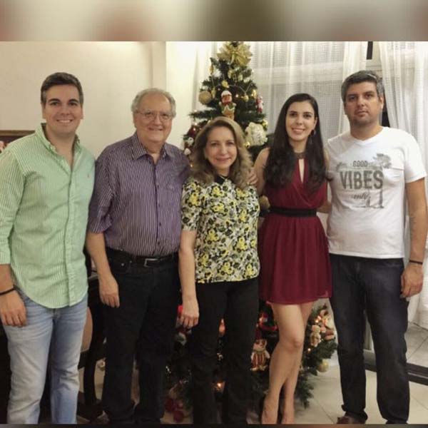 
        
            DOL homenageia pais com galeria de fotos
        
    