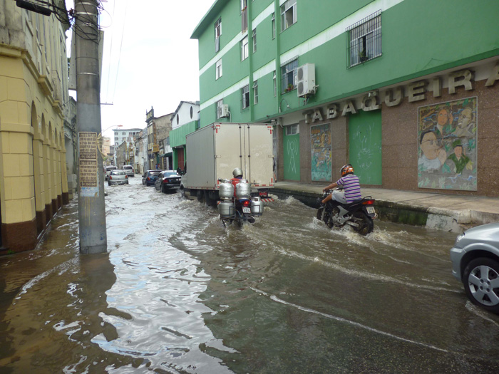 
        
            Maré alta provoca alagamentos na capital paraense
        
    