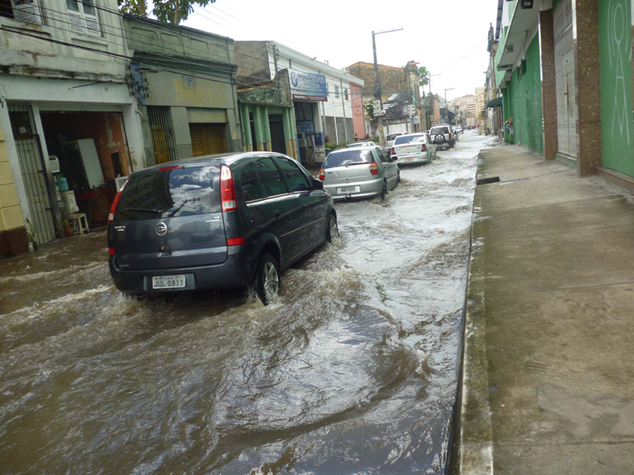 
        
            Maré alta provoca alagamentos na capital paraense
        
    