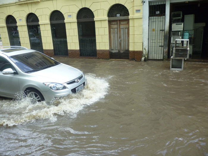 
        
            Maré alta provoca alagamentos na capital paraense
        
    