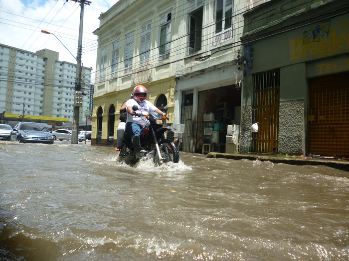 
        
            Maré alta provoca alagamentos na capital paraense
        
    