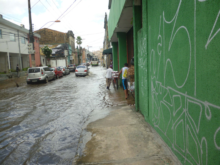 
        
            Maré alta provoca alagamentos na capital paraense
        
    