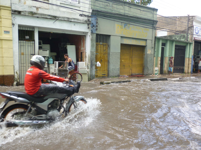Maré alta provoca alagamentos na capital paraense