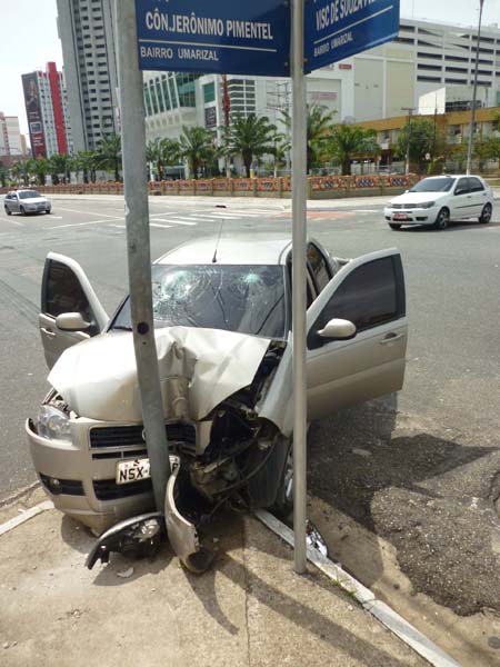 
        
            Carro colide com poste na Doca de Souza Franco
        
    
