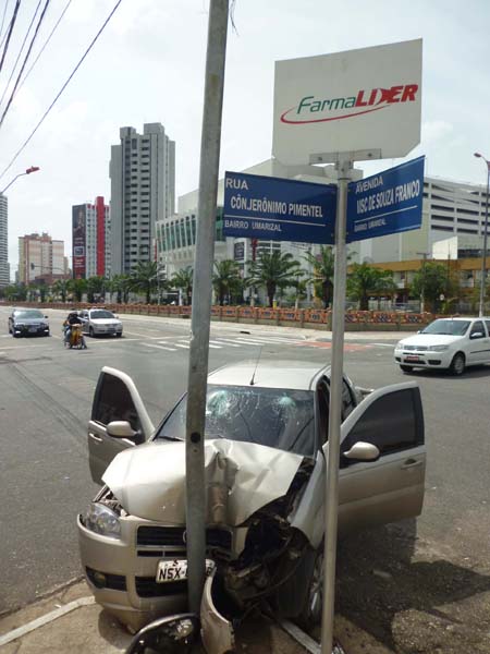 
        
            Carro colide com poste na Doca de Souza Franco
        
    