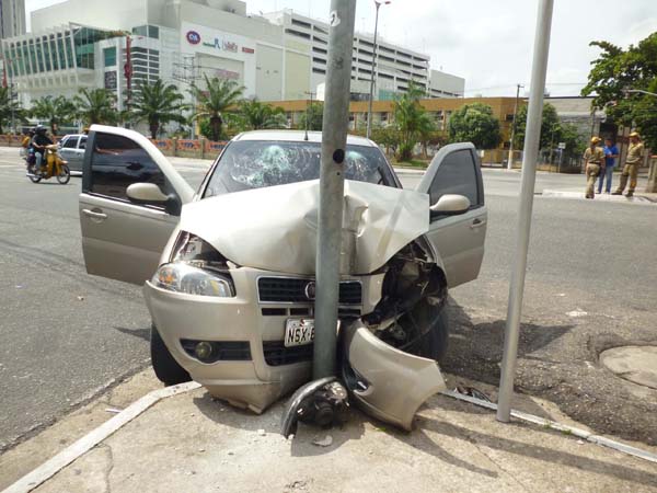 
        
            Carro colide com poste na Doca de Souza Franco
        
    