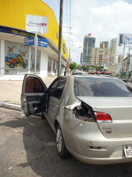 
        
            Carro colide com poste na Doca de Souza Franco
        
    